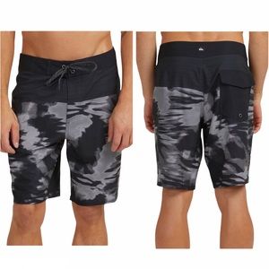 QUIKSILVER NWT V Marcher 19” Board Shorts Black Waist 36